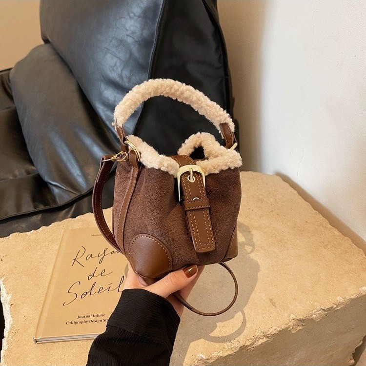 Chic Retro Plush Crossbody Bag: The Ultimate Versatile Shoulder Purse for the Modern Trendsetter - Image 9