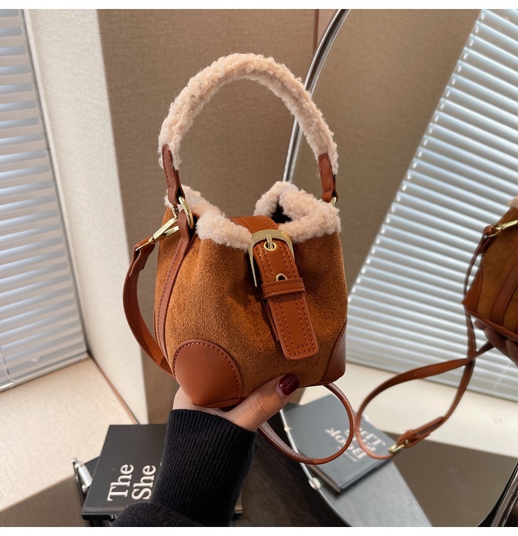 Chic Retro Plush Crossbody Bag: The Ultimate Versatile Shoulder Purse for the Modern Trendsetter - Image 5