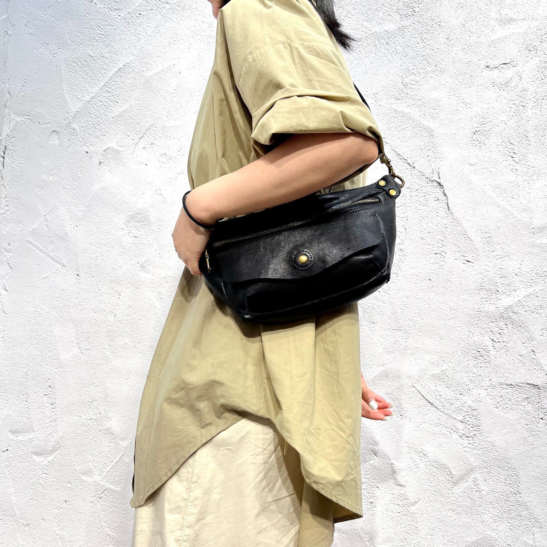 Artisan Hand-Tanned Cowhide Shoulder Bag: Timeless Black Elegance - Image 3