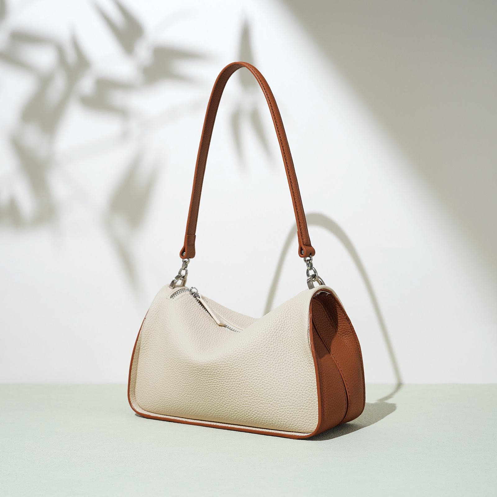 The 'City Muse' Crossbody: Crafted Cowhide Leather for the Modern Icon