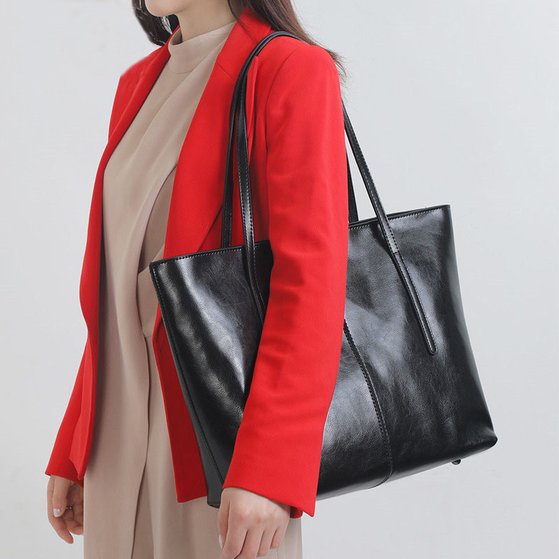 The Artisan's Satchel: Your Statement Piece in Supple Leather - Image 4