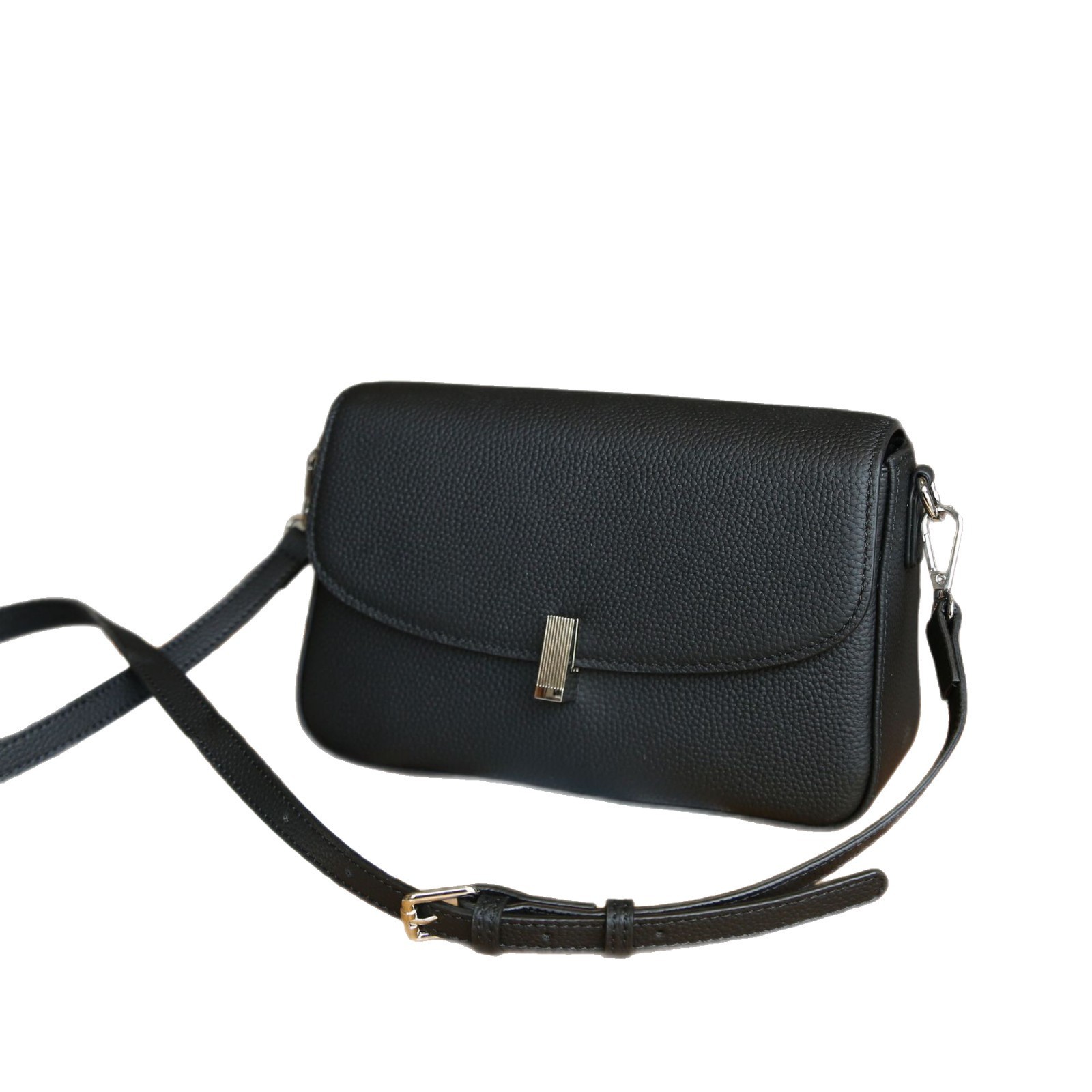 The Atlas Tote: Full-Grain Leather Crossbody for the Modern Trailblazer