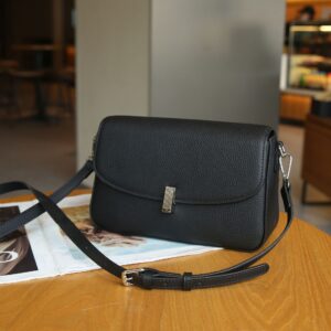 The Atlas Tote: Full-Grain Leather Crossbody for the Modern Trailblazer
