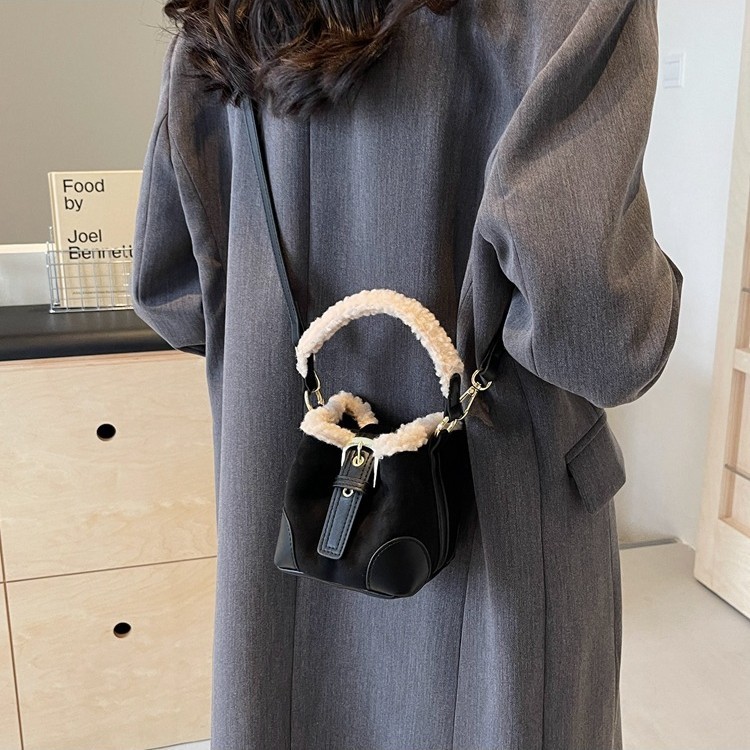 Chic Retro Plush Crossbody Bag: The Ultimate Versatile Shoulder Purse for the Modern Trendsetter - Image 6